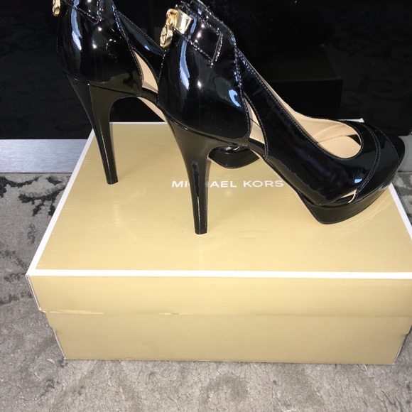 MICHAEL KORS OPEN TOE PUMPS SIZE 6.5 - Picture 2 of 8